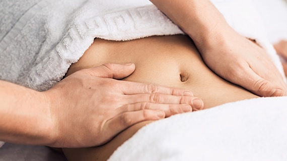 Bauch einer Frau wird massiert Bauch einer Frau wird massiert